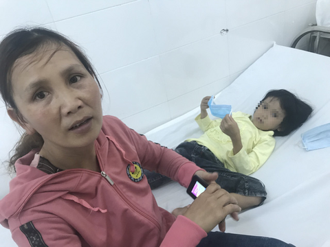 Hàng chục học sinh bị ngộ độc phải nhập viện: Đồ chơi giống miếng hạ sốt, ngâm nước thì nở như sứa - Ảnh 2. Hàng chục học sinh bị ngộ độc phải nhập viện: Đồ chơi giống miếng hạ sốt, ngâm nước thì nở như sứa - Ảnh 2.