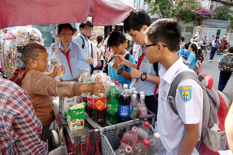 Trẻ xây xẩm, té xỉu khi ăn uống, ngửi mùi đồ chơi mua ở cổng trường - Ảnh 1. Trẻ xây xẩm, té xỉu khi ăn uống, ngửi mùi đồ chơi mua ở cổng trường - Ảnh 1.