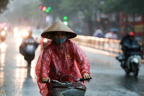 Nửa đêm Hà Nội mưa dông sấm chớp, hai ngày cuối tuần Bắc và Nam Bộ mưa dông cục bộ - Ảnh 1. Nửa đêm Hà Nội mưa dông sấm chớp, hai ngày cuối tuần Bắc và Nam Bộ mưa dông cục bộ - Ảnh 1.
