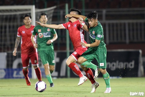 Cầu thủ CLB Sài Gòn vung tay quá trán trả đũa và rời sân sau 9 phút thi đấu - Ảnh 2. Cầu thủ CLB Sài Gòn vung tay quá trán trả đũa và rời sân sau 9 phút thi đấu - Ảnh 2.