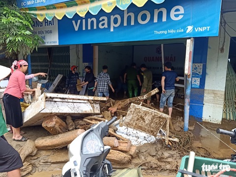 Lũ ống trong đêm ở Lào Cai, ít nhất 2 người chết, 1 người mất tích - Ảnh 3. Lũ ống trong đêm ở Lào Cai, ít nhất 2 người chết, 1 người mất tích - Ảnh 3.