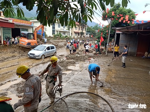 Lũ ống trong đêm ở Lào Cai, ít nhất 2 người chết, 1 người mất tích - Ảnh 8. Lũ ống trong đêm ở Lào Cai, ít nhất 2 người chết, 1 người mất tích - Ảnh 8.