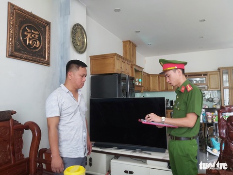 Đà Nẵng: Bắt giám đốc công ty lừa đảo lấy sổ đỏ của người khác đem cầm 8 tỉ đồng - Ảnh 1. Đà Nẵng: Bắt giám đốc công ty lừa đảo lấy sổ đỏ của người khác đem cầm 8 tỉ đồng - Ảnh 1.