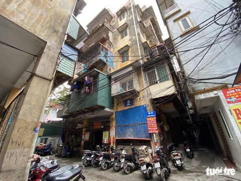 Chung cư cũ trung tâm Hà Nội xuống cấp nghiêm trọng, dân vẫn muốn tái định cư tại chỗ - Ảnh 2. Chung cư cũ trung tâm Hà Nội xuống cấp nghiêm trọng, dân vẫn muốn tái định cư tại chỗ - Ảnh 2.
