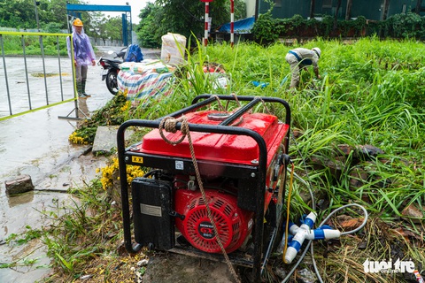 Hà Nội nhiều nơi ngập lênh láng sau mưa - Ảnh 3. Hà Nội nhiều nơi ngập lênh láng sau mưa - Ảnh 3.