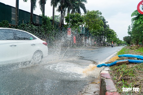 Hà Nội nhiều nơi ngập lênh láng sau mưa - Ảnh 5. Hà Nội nhiều nơi ngập lênh láng sau mưa - Ảnh 5.