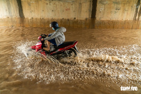 Hà Nội nhiều nơi ngập lênh láng sau mưa - Ảnh 4. Hà Nội nhiều nơi ngập lênh láng sau mưa - Ảnh 4.