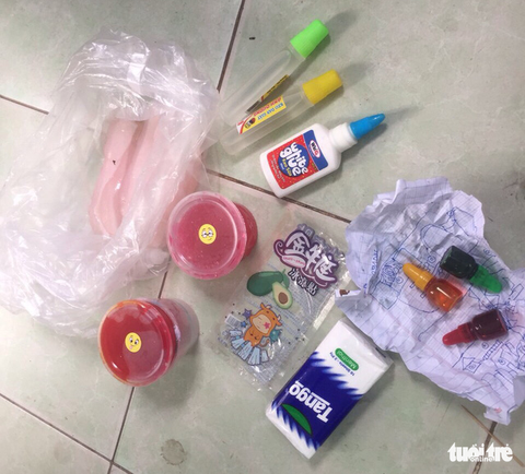 Chất dẻo ma quái làm 35 học sinh ngộ độc trông như thế nào? - Ảnh 2. Chất dẻo ma quái làm 35 học sinh ngộ độc trông như thế nào? - Ảnh 2.