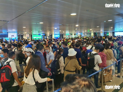 Lại kẹt cứng ở khu soi chiếu sân bay Tân Sơn Nhất - Ảnh 2. Lại kẹt cứng ở khu soi chiếu sân bay Tân Sơn Nhất - Ảnh 2.