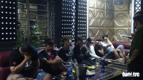 Phát hiện 9 người dương tính với ma túy tại quán karaoke - Ảnh 2. Phát hiện 9 người dương tính với ma túy tại quán karaoke - Ảnh 2.