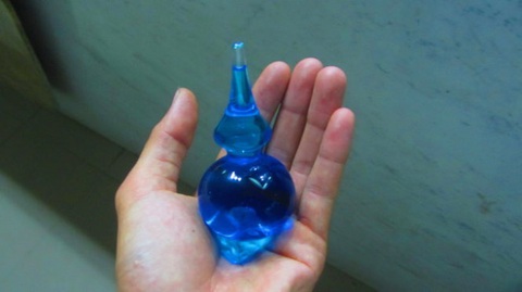 Trẻ xây xẩm, té xỉu khi ăn uống, ngửi mùi đồ chơi mua ở cổng trường - Ảnh 2. Trẻ xây xẩm, té xỉu khi ăn uống, ngửi mùi đồ chơi mua ở cổng trường - Ảnh 2.