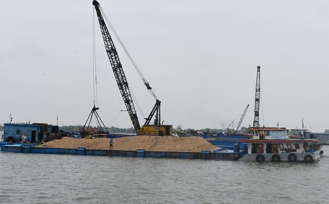 Mỏ cát giá khởi điểm 7,2 tỉ trúng thầu 2.811 tỉ: Cần bịt lỗ hổng trong đấu thầu khai thác cát - Ảnh 1. Mỏ cát giá khởi điểm 7,2 tỉ trúng thầu 2.811 tỉ: Cần bịt lỗ hổng trong đấu thầu khai thác cát - Ảnh 1.