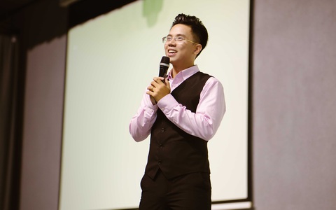 Show lạ đời của thầy giáo tiếng Anh 9X: hát hò, nhảy nhót và dạy học - Ảnh 1. Show lạ đời của thầy giáo tiếng Anh 9X: hát hò, nhảy nhót và dạy học - Ảnh 1.
