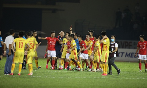 Vì sao trọng tài V-League sợ rút thẻ phạt? - Ảnh 1. Vì sao trọng tài V-League sợ rút thẻ phạt? - Ảnh 1.