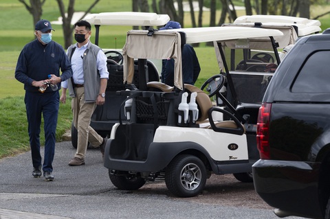 Tổng thống Biden lần đầu đến sân golf sau khi nhậm chức - Ảnh 2. Tổng thống Biden lần đầu đến sân golf sau khi nhậm chức - Ảnh 2.