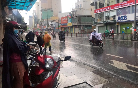 Mới chuyển mùa, vì sao TP.HCM và miền Nam mưa dầm dề từ đêm tới sáng? - Ảnh 1. Mới chuyển mùa, vì sao TP.HCM và miền Nam mưa dầm dề từ đêm tới sáng? - Ảnh 1.