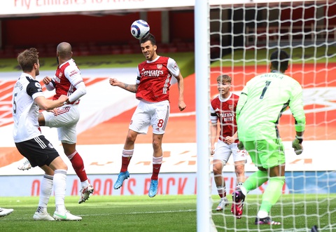 Arsenal thoát thua đội bóng ‘cầm đèn đỏ’ ở phút 90+7 - Ảnh 1. Arsenal thoát thua đội bóng ‘cầm đèn đỏ’ ở phút 90+7 - Ảnh 1.
