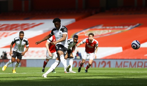 Arsenal thoát thua đội bóng ‘cầm đèn đỏ’ ở phút 90+7 - Ảnh 2. Arsenal thoát thua đội bóng ‘cầm đèn đỏ’ ở phút 90+7 - Ảnh 2.