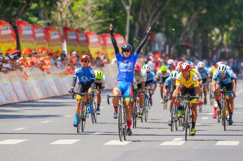 Nguyễn Trường Tài lật đổ cựu tuyển thủ xe đạp U23 Pháp - Ảnh 2. Nguyễn Trường Tài lật đổ cựu tuyển thủ xe đạp U23 Pháp - Ảnh 2.