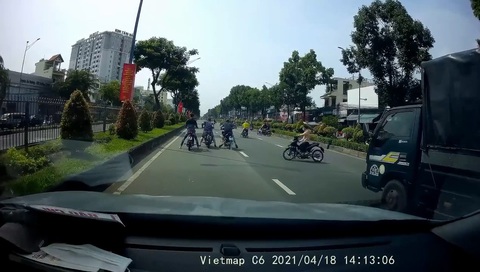 Người dân lại quay clip quái xế lộng hành chặn đường Trường Chinh thi tốc độ - Ảnh 3. Người dân lại quay clip quái xế lộng hành chặn đường Trường Chinh thi tốc độ - Ảnh 3.