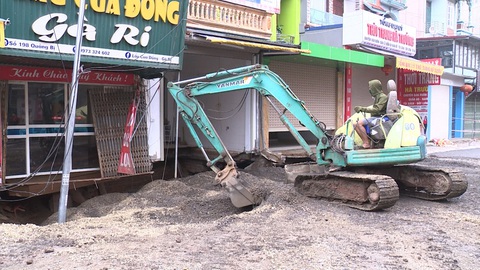 San lấp hố tử thần rộng cả 100m2 ở Hà Nội theo quy trình của các nhà khoa học - Ảnh 1. San lấp hố tử thần rộng cả 100m2 ở Hà Nội theo quy trình của các nhà khoa học - Ảnh 1.