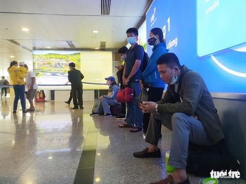 Hàng ngàn khách chen chúc chờ soi chiếu ở sân bay Tân Sơn Nhất - Ảnh 13. Hàng ngàn khách chen chúc chờ soi chiếu ở sân bay Tân Sơn Nhất - Ảnh 13.