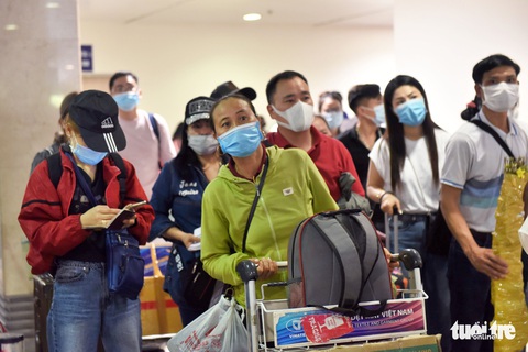 Hàng ngàn khách chen chúc chờ soi chiếu ở sân bay Tân Sơn Nhất - Ảnh 7. Hàng ngàn khách chen chúc chờ soi chiếu ở sân bay Tân Sơn Nhất - Ảnh 7.