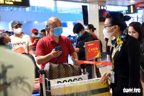 Hàng ngàn khách chen chúc chờ soi chiếu ở sân bay Tân Sơn Nhất - Ảnh 3. Hàng ngàn khách chen chúc chờ soi chiếu ở sân bay Tân Sơn Nhất - Ảnh 3.