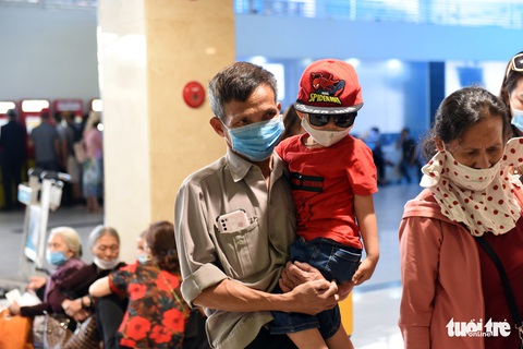 Hàng ngàn khách chen chúc chờ soi chiếu ở sân bay Tân Sơn Nhất - Ảnh 9. Hàng ngàn khách chen chúc chờ soi chiếu ở sân bay Tân Sơn Nhất - Ảnh 9.