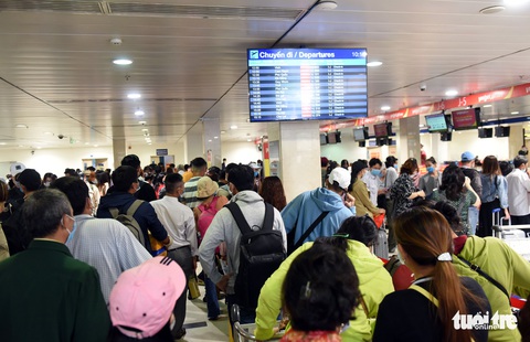 Hàng ngàn khách chen chúc chờ soi chiếu ở sân bay Tân Sơn Nhất - Ảnh 8. Hàng ngàn khách chen chúc chờ soi chiếu ở sân bay Tân Sơn Nhất - Ảnh 8.