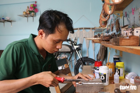 Chàng trai 9X nhặt gỗ vụn, kiếm tiền từ mô hình nhà mini siêu cưng - Ảnh 1. Chàng trai 9X nhặt gỗ vụn, kiếm tiền từ mô hình nhà mini siêu cưng - Ảnh 1.