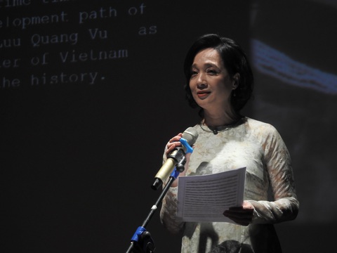 Việt Anh Vlog 1977 áo quần cổ lỗ lên sân khấu đọc thơ Lưu Quang Vũ - Ảnh 1. Việt Anh Vlog 1977 áo quần cổ lỗ lên sân khấu đọc thơ Lưu Quang Vũ - Ảnh 1.