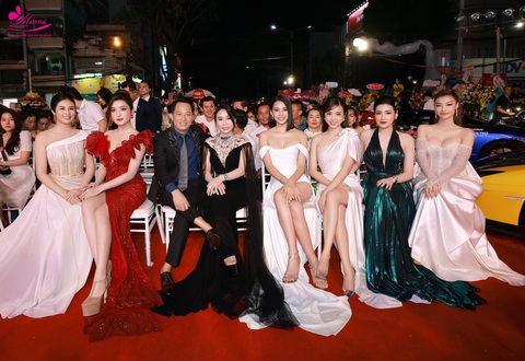 Dàn người đẹp nổi tiếng cùng siêu xe lần đầu xuất hiện cùng lúc tại Cần Thơ - Ảnh 3. Dàn người đẹp nổi tiếng cùng siêu xe lần đầu xuất hiện cùng lúc tại Cần Thơ - Ảnh 3.