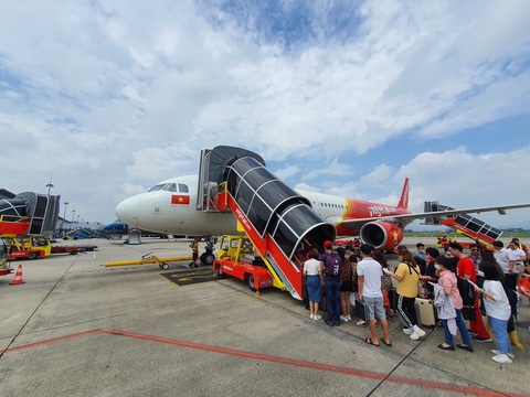 Hàng không xoay xở lấy lại bầu trời với hộ chiếu vắc xin - Ảnh 3. Hàng không xoay xở lấy lại bầu trời với hộ chiếu vắc xin - Ảnh 3.
