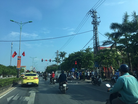 Truy tìm ôtô tông chết người dừng đèn đỏ rồi bỏ trốn - Ảnh 1. Truy tìm ôtô tông chết người dừng đèn đỏ rồi bỏ trốn - Ảnh 1.