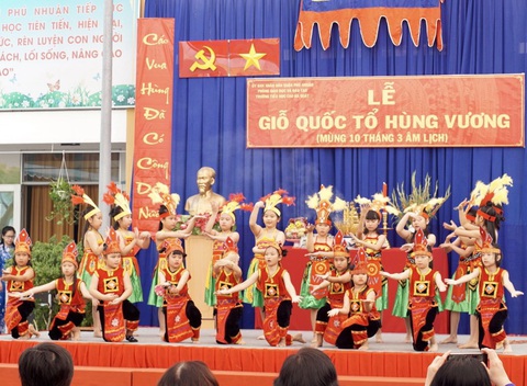 Nhiều trường tổ chức giỗ Tổ Hùng Vương để học sinh tìm hiểu cội nguồn - Ảnh 5. Nhiều trường tổ chức giỗ Tổ Hùng Vương để học sinh tìm hiểu cội nguồn - Ảnh 5.