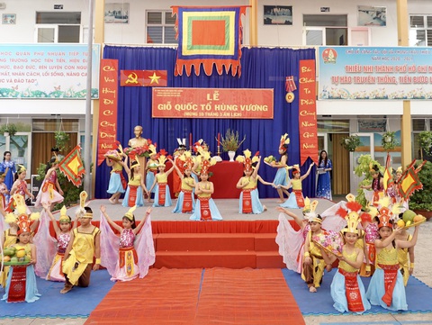 Nhiều trường tổ chức giỗ Tổ Hùng Vương để học sinh tìm hiểu cội nguồn - Ảnh 7. Nhiều trường tổ chức giỗ Tổ Hùng Vương để học sinh tìm hiểu cội nguồn - Ảnh 7.