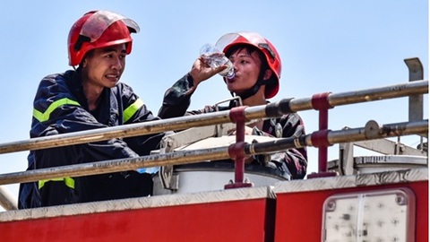 Lao vào đám cháy, nhường bình dưỡng khí cứu người mắc kẹt - Ảnh 1. Lao vào đám cháy, nhường bình dưỡng khí cứu người mắc kẹt - Ảnh 1.