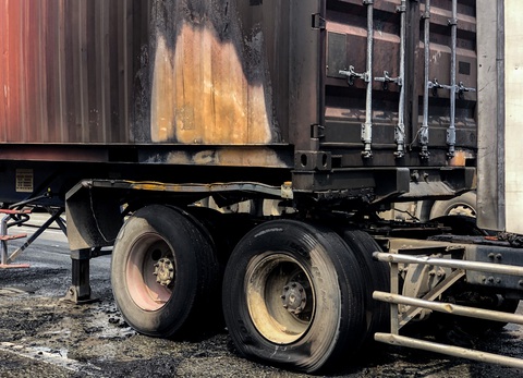 Xe container bốc cháy ngùn ngụt khi dừng đèn đỏ trên xa lộ Hà Nội - Ảnh 3. Xe container bốc cháy ngùn ngụt khi dừng đèn đỏ trên xa lộ Hà Nội - Ảnh 3.