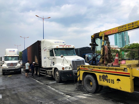 Xe container bốc cháy ngùn ngụt khi dừng đèn đỏ trên xa lộ Hà Nội - Ảnh 5. Xe container bốc cháy ngùn ngụt khi dừng đèn đỏ trên xa lộ Hà Nội - Ảnh 5.