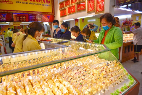 Giá vàng tiến sát ngưỡng 1.900 USD/ounce, có lập lại ngưỡng kỷ lục năm ngoái? - Ảnh 1. Giá vàng tiến sát ngưỡng 1.900 USD/ounce, có lập lại ngưỡng kỷ lục năm ngoái? - Ảnh 1.