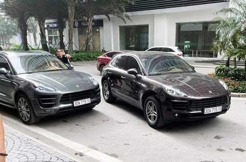 Cặp xe sang Porsche Macan trùng biển số chạm mặt ở Hà Nội - Ảnh 1. Cặp xe sang Porsche Macan trùng biển số chạm mặt ở Hà Nội - Ảnh 1.