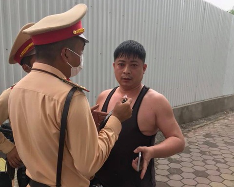 Say xỉn không chịu đo nồng độ cồn, còn trình thẻ quân nhân và lớn tiếng quát CSGT - Ảnh 1. Say xỉn không chịu đo nồng độ cồn, còn trình thẻ quân nhân và lớn tiếng quát CSGT - Ảnh 1.
