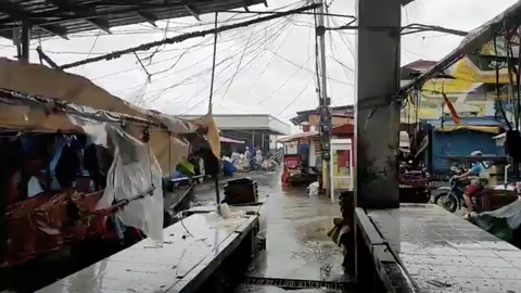 Dự báo bão Surigae suy yếu, Philippines vẫn sơ tán hơn 68.000 người - Ảnh 1. Dự báo bão Surigae suy yếu, Philippines vẫn sơ tán hơn 68.000 người - Ảnh 1.