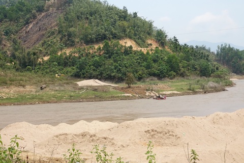 Thủy điện nạo vét, hút cát lòng hồ dù chưa được phép - Ảnh 2. Thủy điện nạo vét, hút cát lòng hồ dù chưa được phép - Ảnh 2.