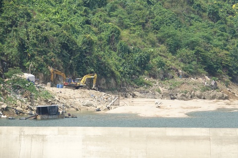 Thủy điện nạo vét, hút cát lòng hồ dù chưa được phép - Ảnh 1. Thủy điện nạo vét, hút cát lòng hồ dù chưa được phép - Ảnh 1.