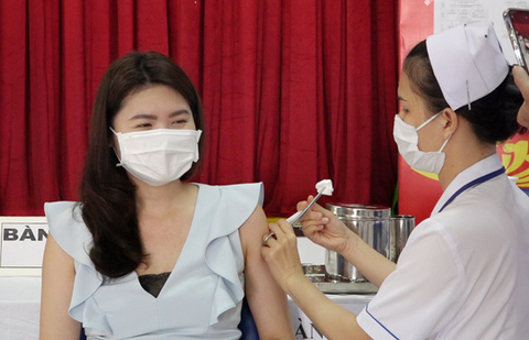 TP.HCM tiêm vắc xin ngừa COVID-19 đợt 2 cho nhân viên y tế, nhân viên sân bay - Ảnh 1. TP.HCM tiêm vắc xin ngừa COVID-19 đợt 2 cho nhân viên y tế, nhân viên sân bay - Ảnh 1.