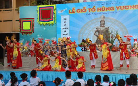 Nhiều trường tổ chức giỗ Tổ Hùng Vương để học sinh tìm hiểu cội nguồn - Ảnh 1. Nhiều trường tổ chức giỗ Tổ Hùng Vương để học sinh tìm hiểu cội nguồn - Ảnh 1.
