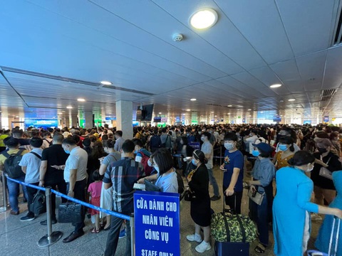 Bạn đọc hiến kế ‘phá nghẽn’ cửa soi chiếu sân bay Tân Sơn Nhất - Ảnh 2. Bạn đọc hiến kế ‘phá nghẽn’ cửa soi chiếu sân bay Tân Sơn Nhất - Ảnh 2.