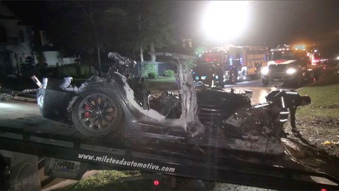 Tin tưởng xe tự lái Tesla, 2 người thiệt mạng - Ảnh 1. Tin tưởng xe tự lái Tesla, 2 người thiệt mạng - Ảnh 1.
